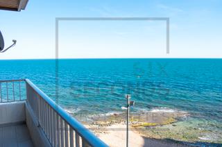 Apartamento en Zona Playa del Cura. Sumérgete en un mundo de serenidad frente al mar en este apartam