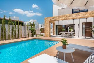 Casa en Rojales. Nuevas villas ubicadas en la urbanización doña pepa  ciudad ques