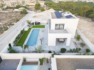 Casa in San Fulgencio. Bienvenido al oasis de serenidad y elegancia que redefine la vid
