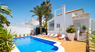 Maison à La Marina. Villa de estilo mediterráneo con vistas a las montañas y al mar.
