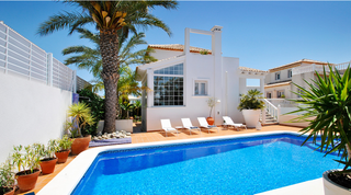 Casa a La Marina. Villa de estilo mediterráneo con vistas a las montañas y al mar.