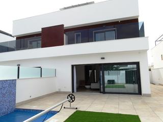Chalet en Pilar de la Horadada Ciudad. Descubre una villa semiadosada, idealmente ubicada a solo 8 minu