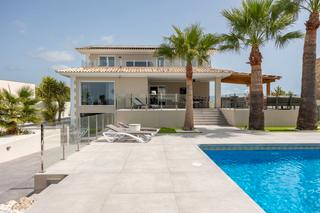 Casa en Pueblo-Ubanizaciones. Descubre esta impresionante villa reformada de 347 metros cuadra