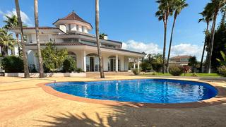 Casa a Pueblo-Ubanizaciones. Por 1.6 millones de euros, esta espectacular villa en alfaz del