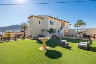 Casa a Pueblo-Ubanizaciones. Bienvenido a este encantador y acogedor chalet mediterráneo ubic