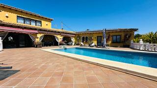 Casa a El Tossal-Bello Horizonte. Te presentamos una hermosa villa en alfaz del pi, una majestuosa