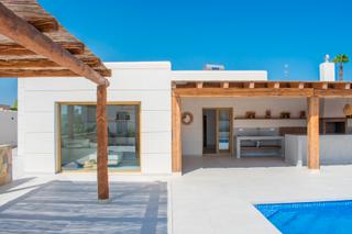 Casa a Zona Carrefour - Urbanizaciones. Descubre esta moderna villa de una sola planta, completamente re
