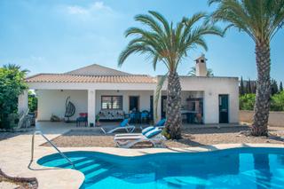 Casa a El Raso. Esta maravillosa villa independiente, ubicada en una tranquila f