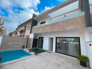 Casa a Los Peñascos-El Salero-Los Imbernones. Este recién estrenado proyecto consta de tres modernas villas, c