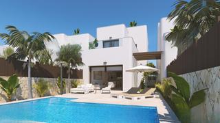 Chalet in Mil Palmeras. Estenbspresidencialnbspse encuentra a solo 1 km de la playa. pod