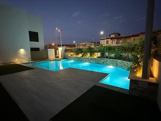 Casa adossada a San Pedro del Pinatar. Este atractivo apartamento en planta alta, ubicado en unnbspexcl