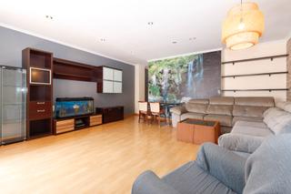 Apartamento en Centro - Muelle Pesquero. Este espacioso apartamento de 3 dormitorios en el corazón de tor
