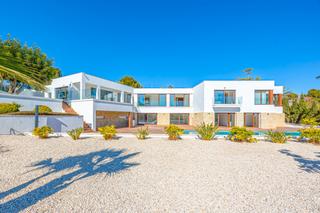 Casa a Pueblo-Ubanizaciones. Descubra esta impresionante villa ubicada en una parcela plana d