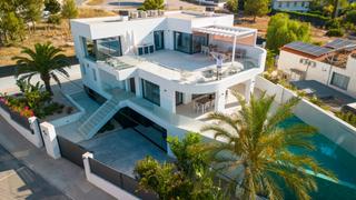 Casa en L´Albir. Construida en 2021, esta villa impresionante en albir ofrece una