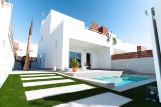 Casa en Pilar de la Horadada Ciudad. Descubra un oasis de lujo y exclusividad en nuestras 17 villas e