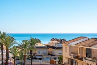 Apartment in Las Viñas. Este luminoso apartamento, ubicado a solo 200 metros de la playa