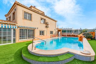 Casa en Zona Carrefour - Urbanizaciones. Te presentamos este espectacular chalet ubicado en la tranquila