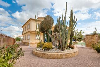 Maison à Orihuela Ciudad. Este chalet independiente en orihuela se sitúa en una parcela de
