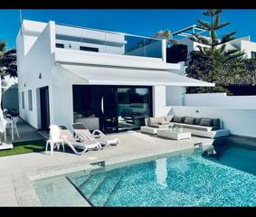 Maison à San Fulgencio. Descubre esta magníficanbspvilla de 205 m en la exclusiva urbani