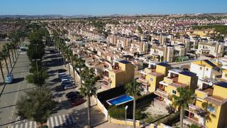 Casa a El Raso. Descubre estanbspvilla independiente dúplex de 105 m, con un sem