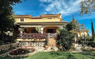 Casa a Bonalba-Cotoveta. Descubre esta hermosa villa ubicada en la exclusiva urbanización