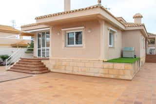 Haus in Playa de las Gaviotas - El Pedrucho. Te presentamos esta villa adosada, ubicada en plena gran vía de