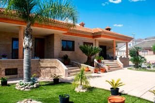 Casa a El Raal. Ubicada en la calle mayor de el raal, esta finca de campo ofrece