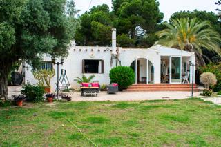 Haus in Cabo Roig. Ubicada en la prestigiosa avenida del cabo 35, esta villa única