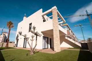 Casa en Pilar de la Horadada Ciudad. Descubre un exclusivo residencial de 16 bungalows que combina ar