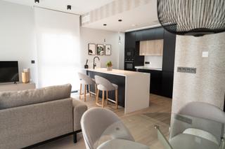 Casa en Pilar de la Horadada Ciudad. Descubra un complejo residencial de 16 bungalows que combinan ar