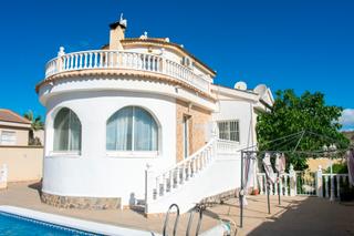 Casa a Rojales. Descubre esta propiedad ubicada en ciudad quesada, uno de los en