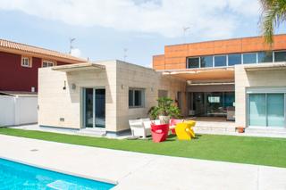 Maison en Santiago de La Ribera. Descubra estanbspvilla independiente de lujo situado en la prest