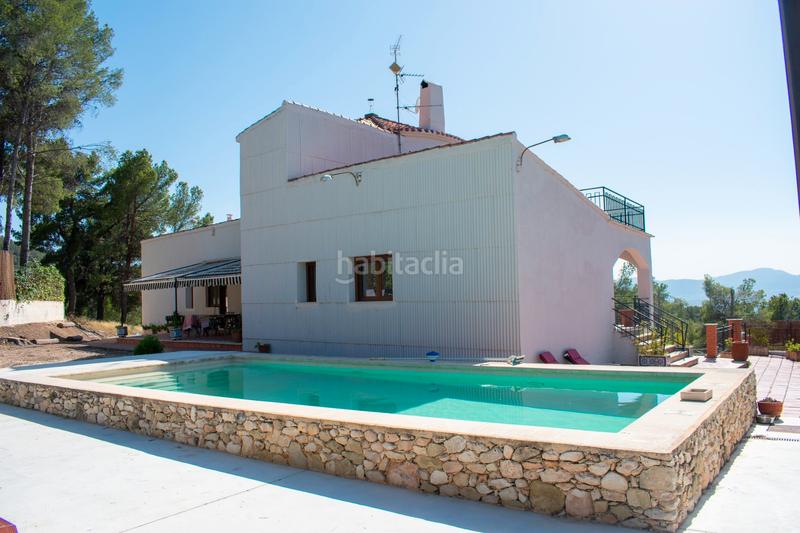 Foto 6a87d0d9-c8e8-4c41-b84e-6fcde39e0e2b. Casa descubra esta casa o chalet independiente de 400 m construidos y 380 m útiles, ubicada en una parcela de 3.400 m en una zona eleva en Ibi