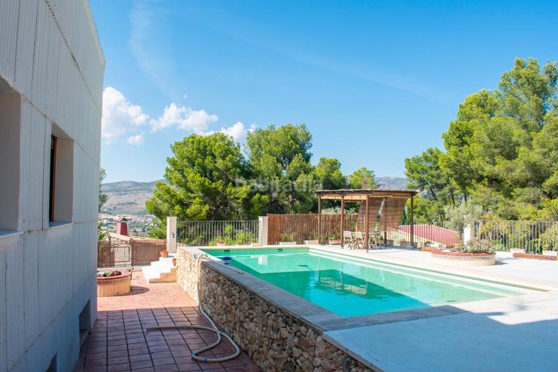 Foto 8a32effe-f275-4ff9-9dd2-591a4d20e87c. Casa descubra esta casa o chalet independiente de 400 m construidos y 380 m útiles, ubicada en una parcela de 3.400 m en una zona eleva en Ibi