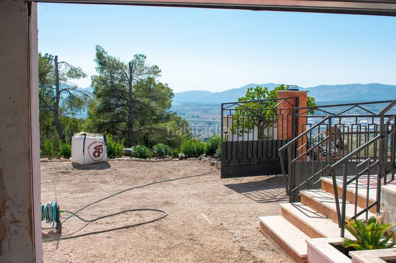 Foto b7140e6d-12c4-416c-a4ef-35706782ea62. Casa descubra esta casa o chalet independiente de 400 m construidos y 380 m útiles, ubicada en una parcela de 3.400 m en una zona eleva en Ibi
