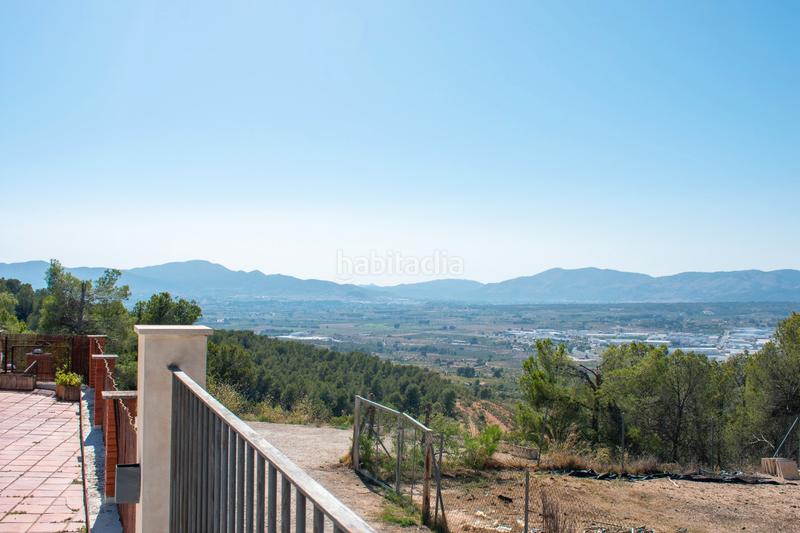 Foto dce98da4-e97f-4d51-877e-4cd13292fd2f. Casa descubra esta casa o chalet independiente de 400 m construidos y 380 m útiles, ubicada en una parcela de 3.400 m en una zona eleva en Ibi
