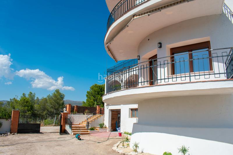 Foto e5c80ec7-2e99-4817-8961-f23571ade43b. Casa descubra esta casa o chalet independiente de 400 m construidos y 380 m útiles, ubicada en una parcela de 3.400 m en una zona eleva en Ibi