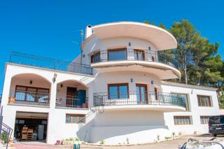 Casa en Ibi. Descubra esta casa o chalet independiente de 400 m construidos y