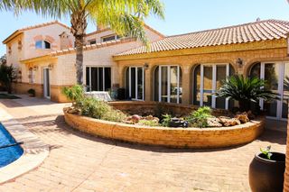 Chalet in Los Urrutias. Presentamos esta espectacularnbspvilla de estilo mediterráneo ub