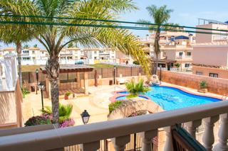 Casa adossada a Villamartín-Las Filipinas. En la codiciada zona de villamartín, a solo 5 minutos de la play