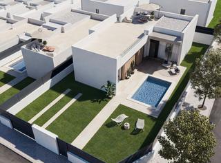 Haus in San Miguel de Salinas. Enclavada en un entorno privilegiado, esta exquisita villa de 3