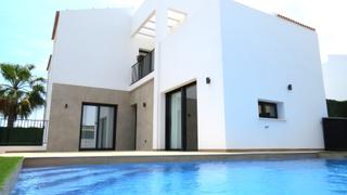Maison à Rojales. Descubra esta elegante villa de reciente construcción, ubicada e
