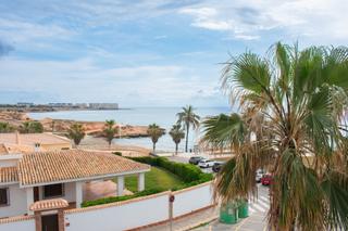Piso en Playa Flamenca. Descubra este exclusivo piso en primera línea de mar, una autént