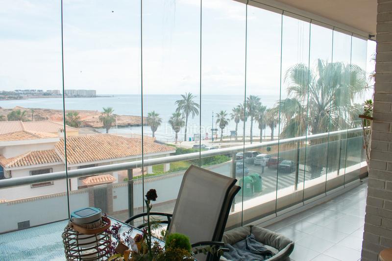 Foto 0a014304-e504-4fa9-8a1c-1c41b0eb26d9. Piso descubra este piso en primera línea de mar, una auténtica joya inmobiliaria situada en el enclave más privilegiado de la costa de en Orihuela