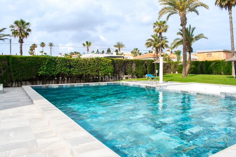 Foto 2eb0bc2d-f534-450b-b8bd-3cda32c4771b. Piso descubra este piso en primera línea de mar, una auténtica joya inmobiliaria situada en el enclave más privilegiado de la costa de en Orihuela