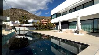 Casa en Balcón de Finestrat-Terra Marina. Sumérjase en la elegancia atemporal de esta villa de tres planta