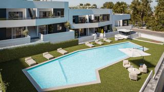 Casa a San Miguel de Salinas. Bungalows de 2 o 3 dormitorios con jardín privado en planta baja