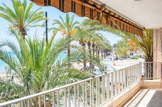 Appartement à Zona Playa del Cura. Descubre esta vivienda en primera línea de la playa del cura, un