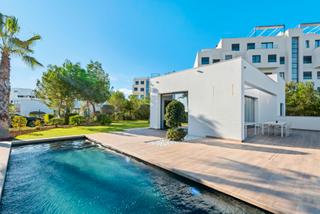 Maison à Lomas de Campoamor - Las Ramblas. Descubra la elegancia mediterránea en esta villa independiente d