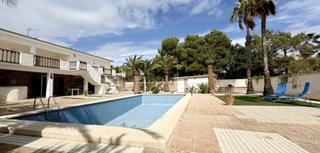 Maison à La Zenia. Descubre esta espectacular villa ubicada en una amplia parcela d